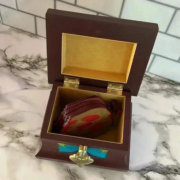 Disney Evil Queen Poison Apple Coaster Set In Chest NIB - Picture 5 of 14